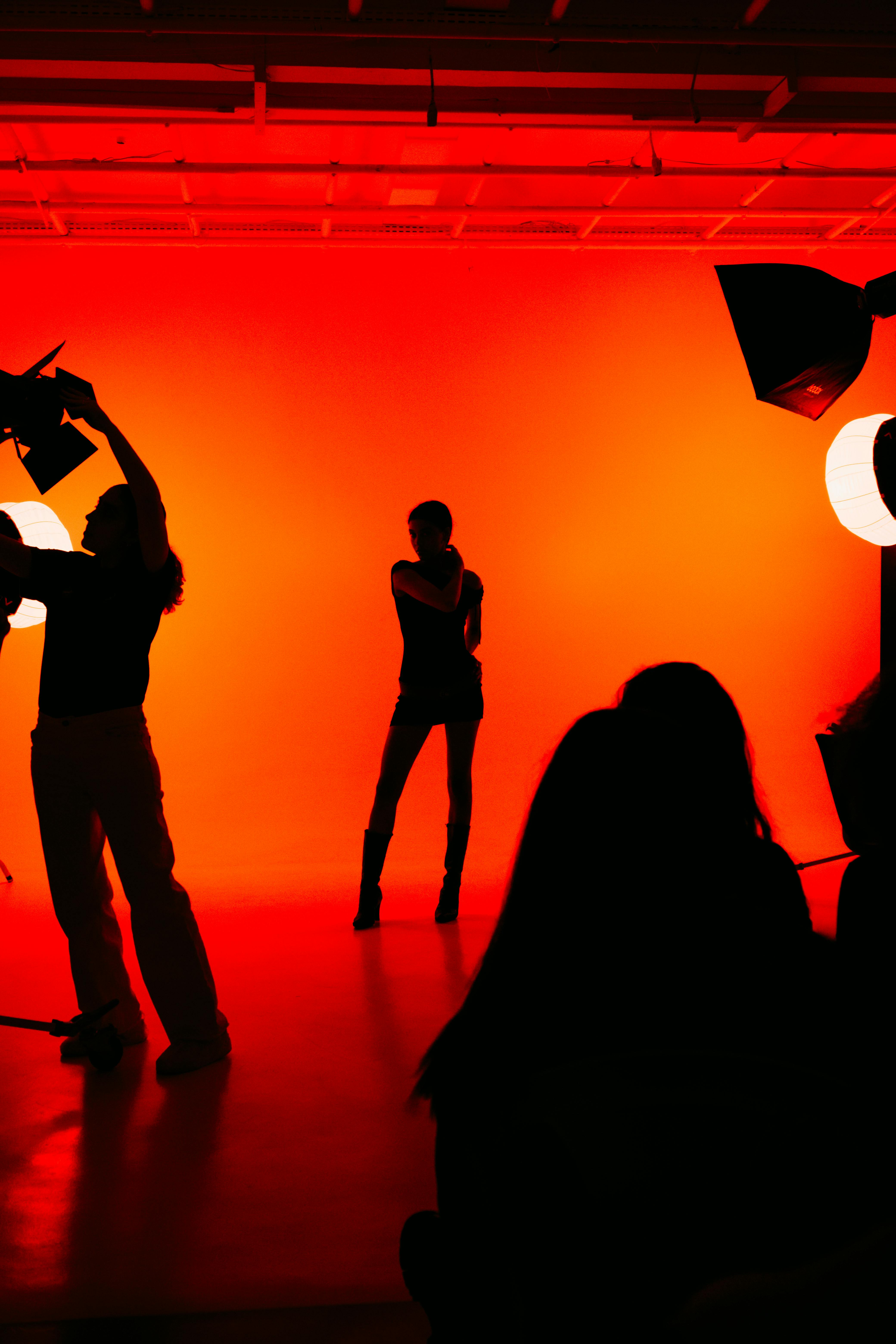 Direction artistique en studio rouge pour shooting créatif